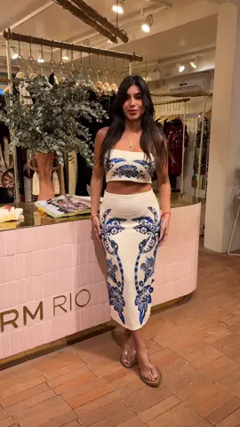 30% no Site e App • Top Reto Double Estampado Coqueiro Tropical - PMG GG Ref.347112 De R$149 Por R$104😱 • Saia Midi Reta Estampada Coqueiro Tropical - PP ao GG  Ref. 347111 De R$279 Por R$195😱 Cupom: FARM30 +  FRETE GRÁTIS   (nas compras acima de R$399) usando meu código de vendedor: 7A4419  Acesse: www.farmrio.com.br >> Quer fazer parte do meu grupo de whats ?!  Link, na Bio!  . . . . #adorofarm #tonoadorofarm #farmrio #farm #farmetes 