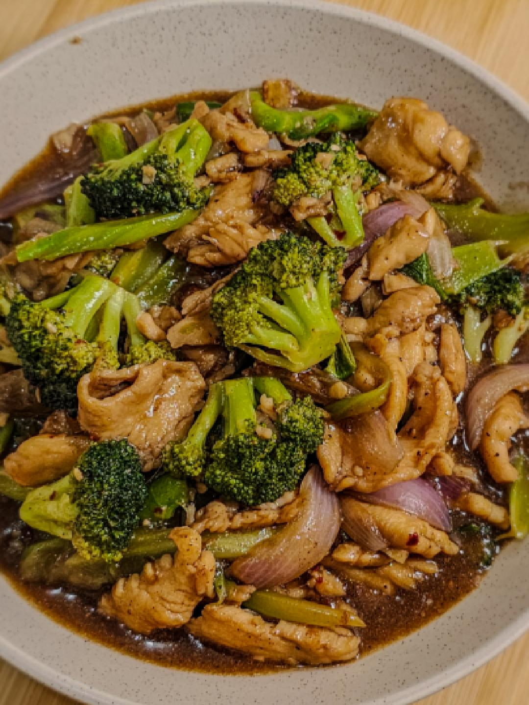 Easy Chicken & Broccoli Stir-Fry! A quick and healthy dinner that’s ready in under 30 minutes,  Perfect with steamed rice! Ingredients: For the chicken: 300 grams chicken breast 1 tbsp soy sauce 1 tbsp oyster sauce 1/2 tsp ground black pepper 1/4 tsp baking soda 1 tsp brown sugar 1 tbsp Cornstarch 3 tbsp water 1 tsp sesame oil Other ingredients: 300 grams broccoli 2 medium-sized red onion 4 cloves garlic 4 thinly sliced ginger 2 stalks spring onions 1 tsp chili flakes 1 tsp sesame oil How to Cook: 1️⃣ Marinate chicken with sauces & cornstarch. 2️⃣ Stir-fry onion, garlic, and ginger. 3️⃣ Add chicken, then broccoli & chili flakes. 4️⃣ Pour in slurry, cook until thickened. 5️⃣ Serve hot with rice 🍚👌 💡 Healthy, easy, and better than takeout! #ChickenRecipe #StirFry #EasyDinner #Foodie #Cookingtripco #lutongbahay #ComfortFood #foodseries #ChickenBroccoli #foryou