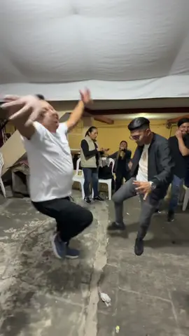 Haciendo El Pasito De Pisando Cucharachas JAJJAA 💃🏻 🕺🏻 🪩#chavaldj #kevincondor 🤠😎