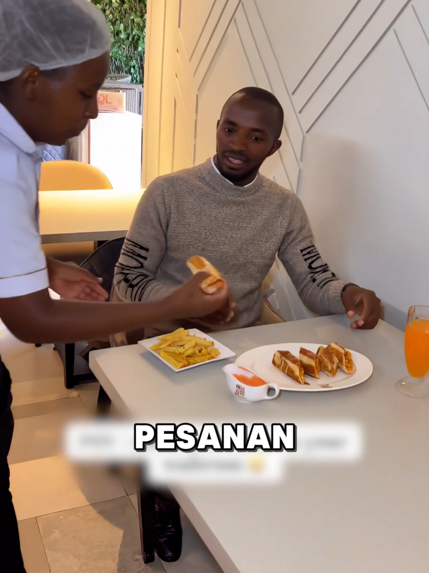 Ketika Pelayan Restoran Saudara Sendiri #fyp