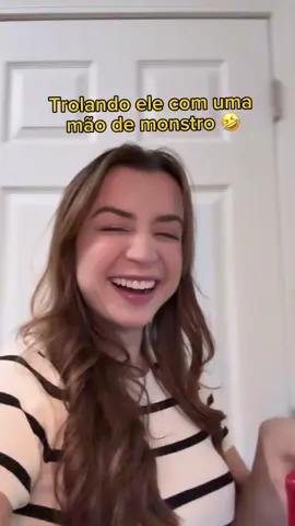 Trolando ele com uma mão de monstro 🤣 #humor #casal #larissaejan #comedia 