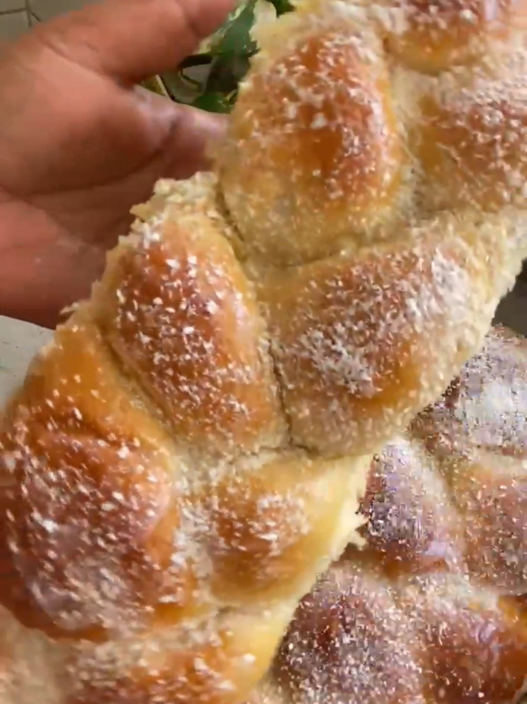 Pão doce trançado, garota, essa receita ficou uma perfeição 🤏🍞 Eu disse uma colher de chá, mas era pra ser uma colher de chá de sal !!!  Receita  500 ml de água morna  3 ovos 1 xícara de açúcar (240 ml)  250 ml de óleo  20 gramas de fermento biológico para pães  Esses ingredientes acima, bate tudo junto no liquidificador menos o sal e a farinha  Após, dentro da bacia coloque  1 colher de chá de sal, os ingredientes batidos, e adicione a farinha até dar o ponto da massa. Utilizei +/- 1,3 kg de farinha  #pão #paorecheado #receitasimples #pãocaseiro 
