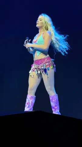 Ammunition by @Zara Larsson 💕  #misspossessivetourtatemcrae #zaralarsson #detroit #tatemcrae #littleceasersarena 