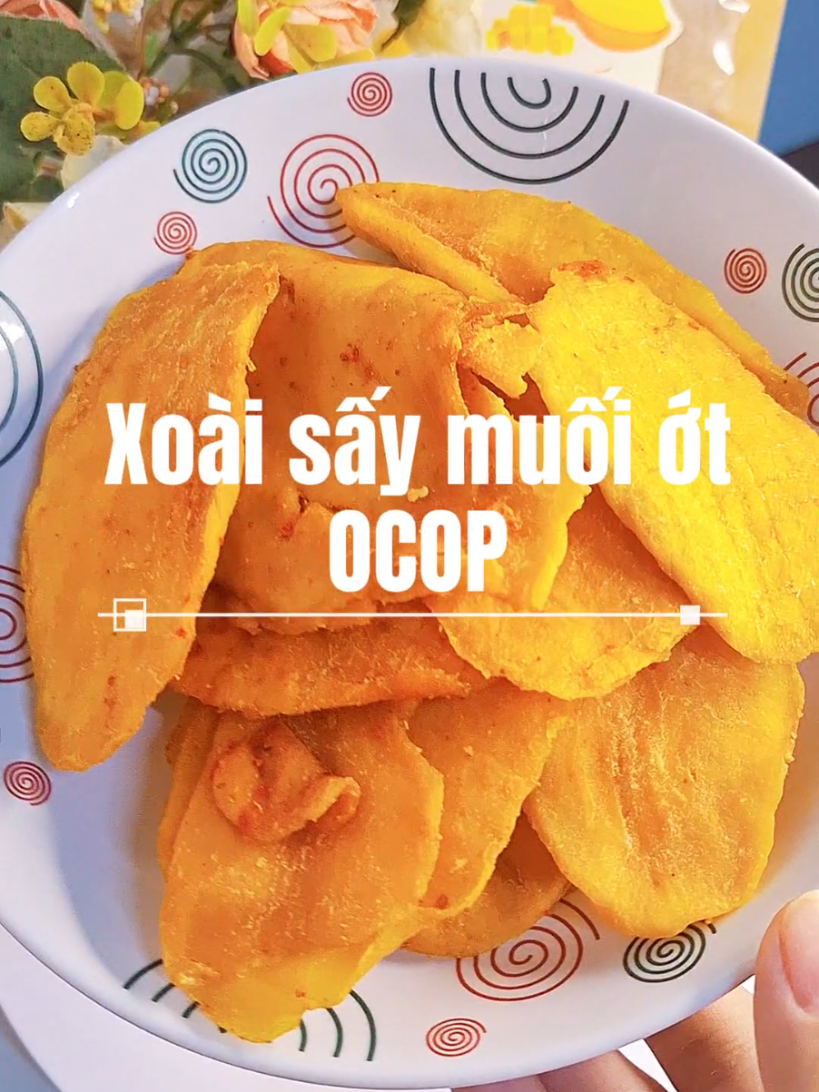 Những miếng xoài tươi ngọt ngọt chua chua dẻo dẻo dai dai, vị muối ớt hơi cay nhẹ. Nó ngonnnnnn #ngoinghenangkechuyen #LearnOnTikTok #xoaisaymuoiot #ocop #anvat 