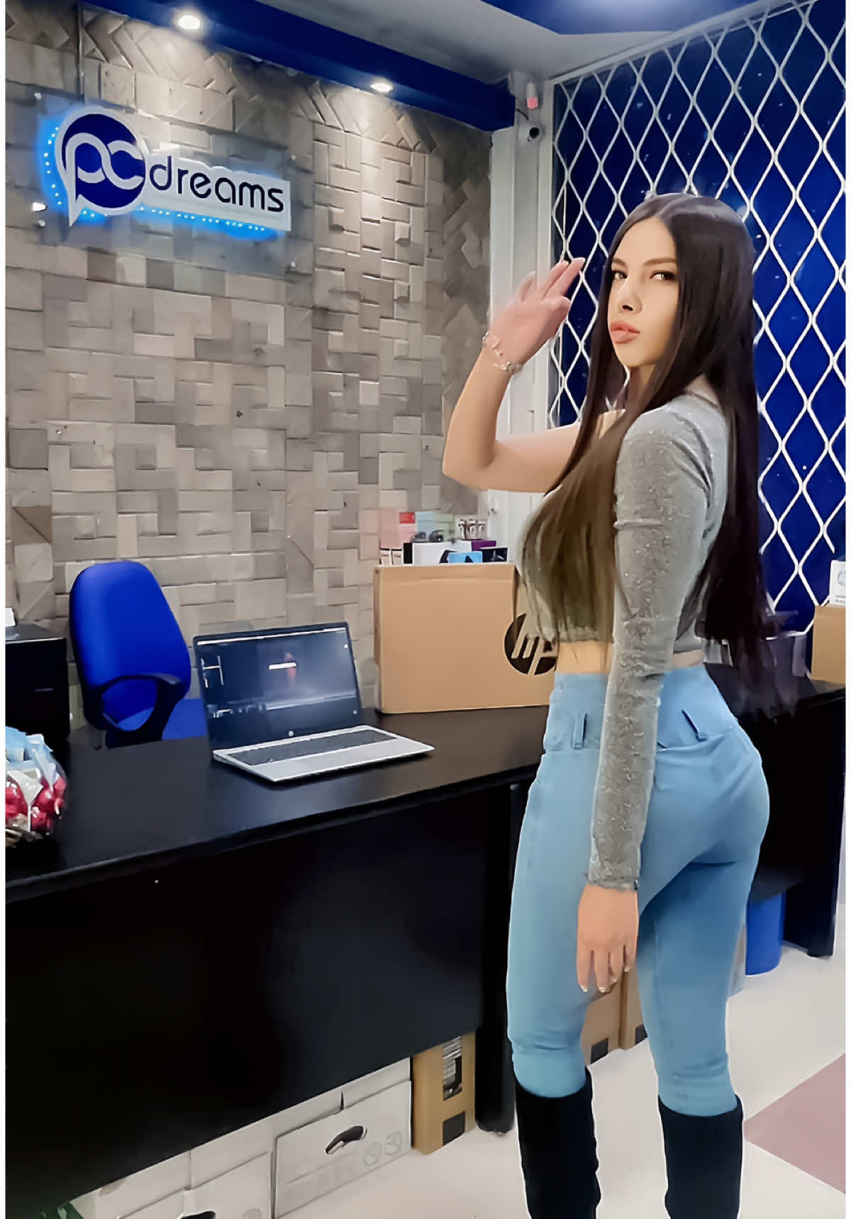 Con PcDreams, estudiar, trabajar y crear nunca fue tan fácil..💻🖨️🖥️ . @PcDreams  . #pcdreams #quito_ecuador🇪🇨 #tecnología #renuevatulaptop #model #ecuadoriangirl #fitnessgirl #outfitoftheday #cute #@elmejorlugar