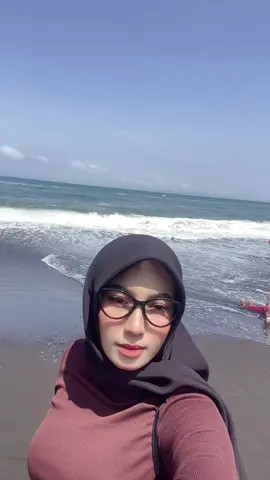 Padahal ke pantai ga sampe 15 menit 😅😂