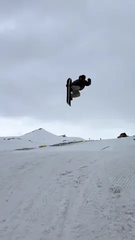 Me: I’ll rest after this flight. Also me: first chair in Chile 🙃 #snowboarding #snowboardtrip #snowtok #chile #vallenevado  