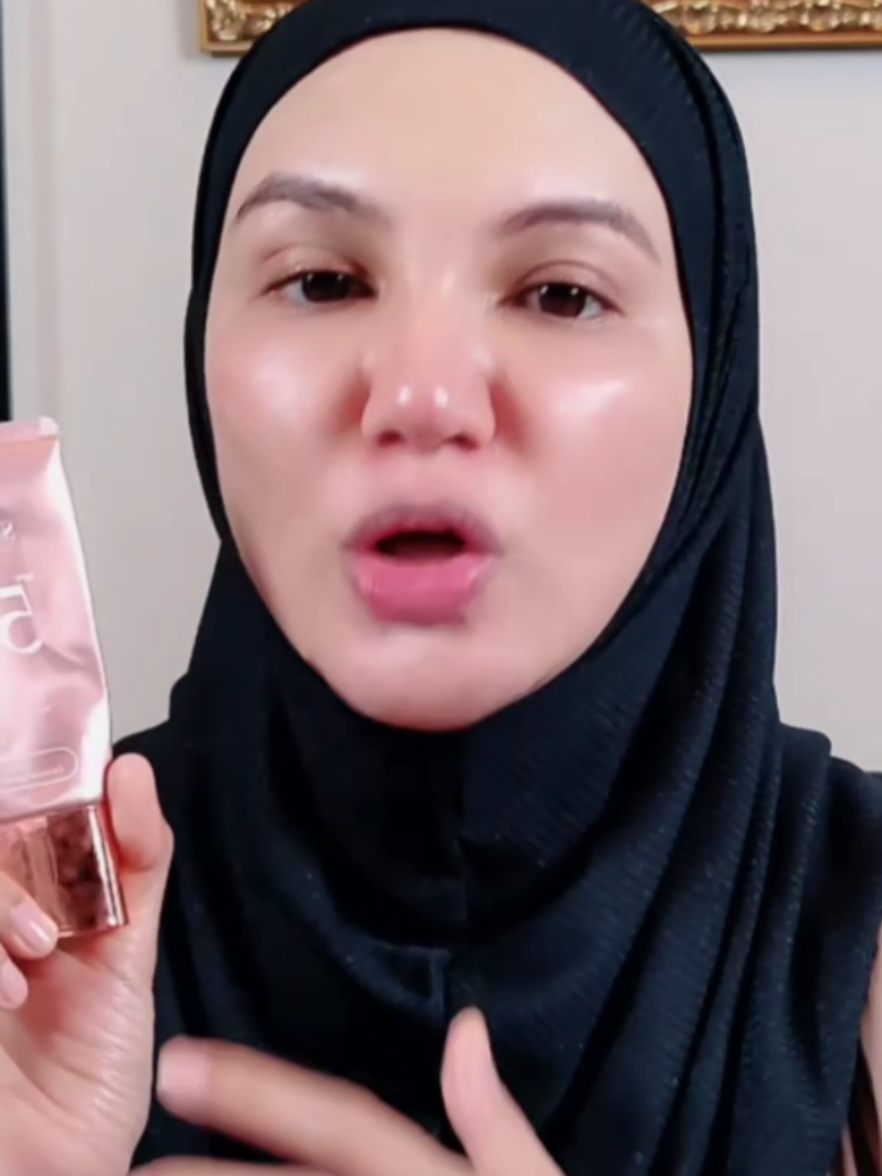 ✨ Snow Tinted SPF 50 🌞 Lindungi kulit daripada sinaran UV 💧 Ringan, tak melekit & mudah meresap 🌸 Ada efek tone up, sekatakan warna kulit 💖 Sesuai untuk semua jenis kulit 👉 Satu sapuan, dah cukup untuk glowing + flawless + terlindung! #aliffsyukriterlajaklaris #aliffsyukri #sunscreen #datinshahidadherbs 