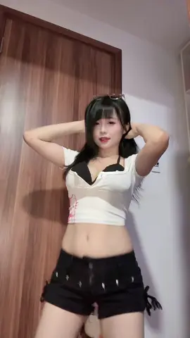 Rồi chị em hả ra :)) #tieuholy 