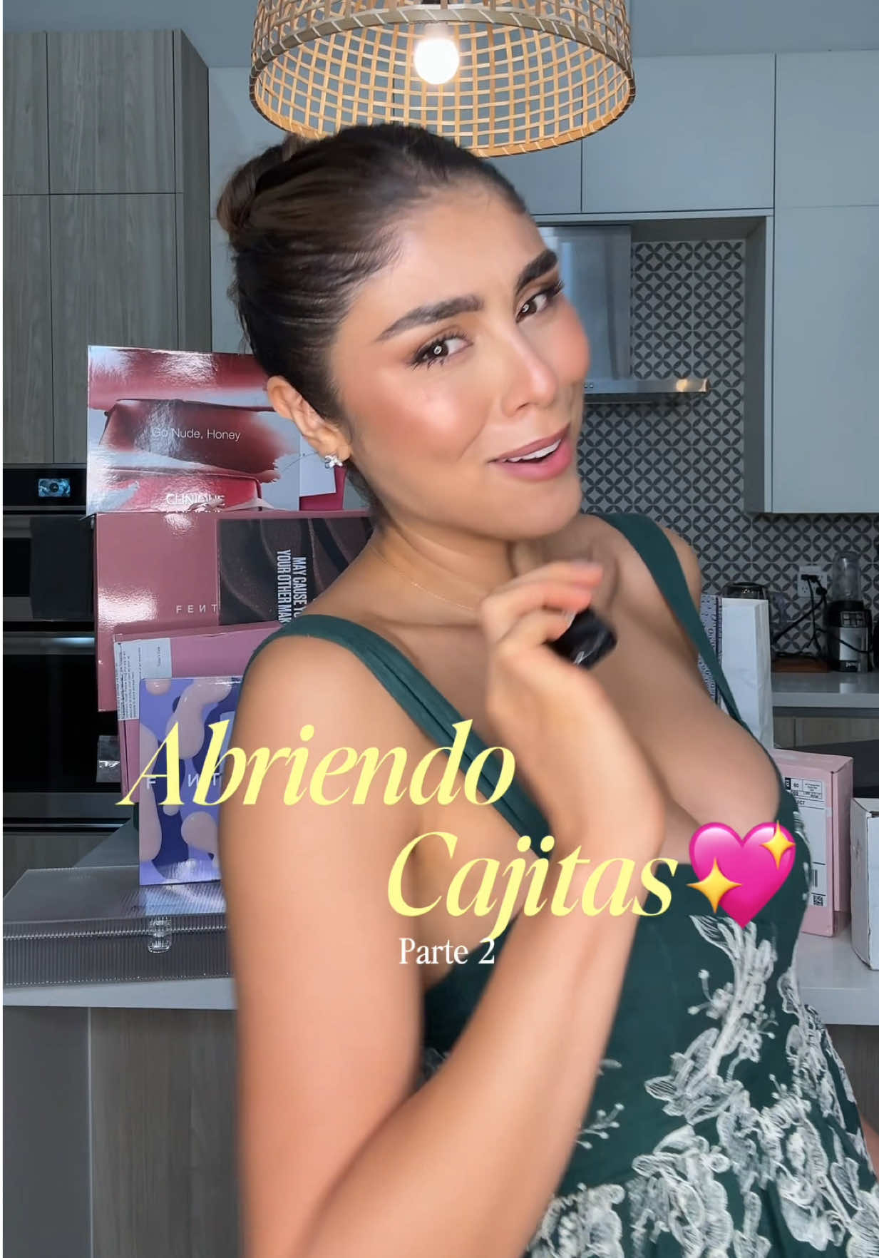 Abriendo TODAS las cajitas que me enviaron las marcas este mes (parte 2) 🩷✨👌🏻 Wow! Llegó mucho makeup y skincare para este pr unboxing haul 📦 ¿Cuál fue tu favorito? Gracias a todas las marcas:  @laneige_us  @GarnierUSA  @Morphe Cosmetics  @Clinique  @maccosmetics  @Caudalie  @NARS Cosmetics  @Benefit Cosmetics  @ONE SIZE BEAUTY  @Rare Beauty  @Too Faced  #makeuphaul #prunboxing #prpackage #skincarehaul  