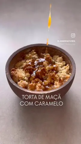 ✨ Como resistir a esse encontro? O caramelo desliza, a torta acolhe… e juntos viram perfeição! Esta torta de maçã é uma sobremesa quentinha, macia por dentro e crocante por cima, finalizada com um caramelo de missô, uma pasta japonesa feita de soja fermentada que traz um contraste delicioso entre doce e salgado. É esse toque que deixa o caramelo ainda mais profundo e faz a torta ficar surpreendente! ❤️🍎 . . . TORTA DE MAÇÃ COM CARAMELO 🥧🍎 🔸 INGREDIENTES Rendimento: 8 potinhos Base de maçã 8 maçãs picadas, com casca e sem semente 2 maçãs batidas no liquidificador com 600 ml de água (coar e usar o suco) ½ xícara de chá de açúcar demerara Suco de 1 limão siciliano ou tahiti 1 colher de chá de canela em pó 1 colher de sopa de amido de milho diluído Crumble ½ xícara de chá de castanha-do-pará 1 ½ xícara de chá de farinha de trigo ½ xícara de chá de açúcar demerara 100 g de manteiga gelada em cubinhos Calda 100 g de manteiga 100 g de açúcar mascavo 145 ml de creme de leite fresco 1 colher de chá cheia de missô branco 🔸 MODO DE PREPARO 1.	Base: cozinhe as maçãs picadas com o suco, açúcar, limão e canela até ficarem bem macias. Adicione o amido e cozinhe mais um pouco até encorpar. Não tenha pressa… faça em fogo baixo e deixe cozinhar lentamente - 1 a 1:30!  2.	Crumble: triture as castanhas no processador, junte os demais ingredientes e pulse até virar farofinha. Deixe 15 min na geladeira. Se precisar coloque gotinhas de água ou mais farinha para dar o ponto veja no vídeo! 3.	Montagem: coloque 3 colheres da base em cada ramequim, cubra com a farofa e asse a 220 °C por 20 a 25 min, até dourar! 4.	Calda: derreta manteiga e açúcar, junte creme de leite e cozinhe até engrossar. Fora do fogo, adicione o missô e misture bem. ✨Finalização: sirva a tortinha quente com a calda de missô por cima. Se desejar (deseje!) sirva com uma bola de sorvete de baunilha! ❤️‍🔥 	•	Pode fazer meia receita (4 tortinhas). 	•	Pode congelar prontas e assar direto do  congelador. 	•	Em jantares, leve direto da geladeira ao forno: assam enquanto você serve e deixam a casa perfumada de maçã. #🍎 #tortademaçã #sobremesa #receita #maçã 