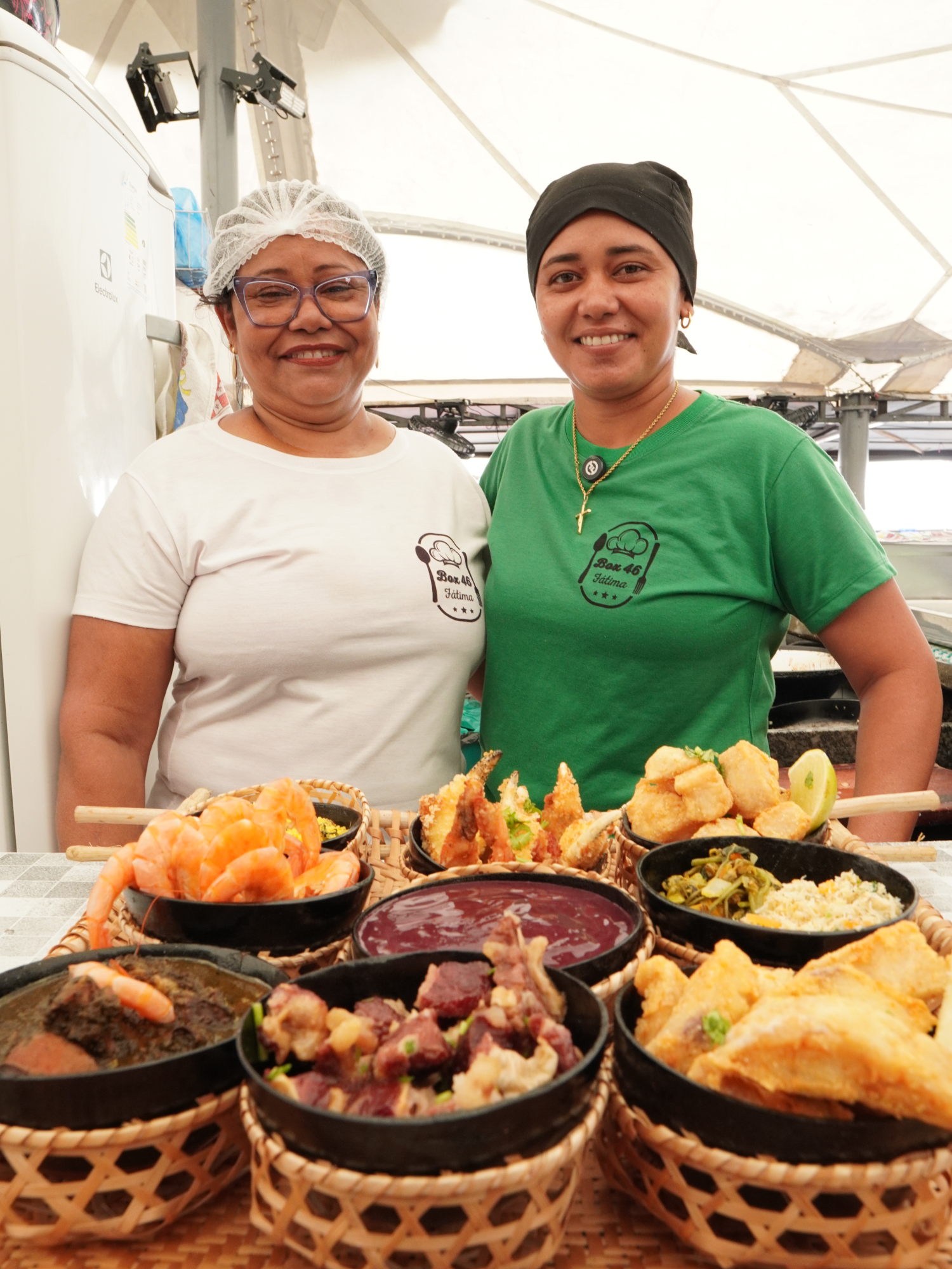 Vai um banquete paraense aí? O Jantar das Boieiras é uma imersão nos sabores da Amazônia com 10 pratos únicos a cada noite, assinados pelas guardiãs do Ver-o-Peso e por grandes chefs. Uma celebração que você não pode perder! 🗓️ 05 e 12 de setembro de 2025 📍 Shopping Bosque Grão-Pará – Belém (PA) 🎟️ Garanta seu ingresso no link da bio ou pelo site da Ticketmaster Brasil O tempero de um povo inteiro espera por você. #FestivalVerOPeso2025 #CulináriaParaense #GastronomiaAmazônica #OTemperoDeUmPovoInteiro #VerOPesoDaCozinhaParaense #veropeso #peixeeaçai #boxdafatima #comernoveropeso