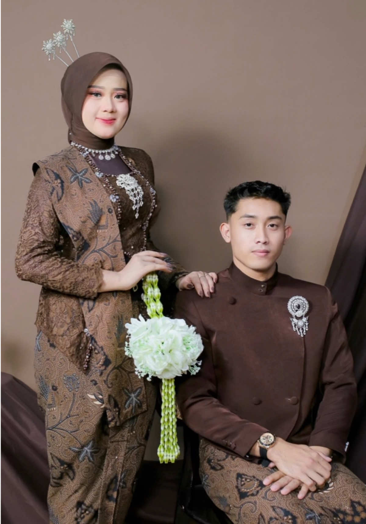 Prewedding konsep adat jawa coklat mahogani premium Attire lengkap Bebas pilih background Anti mati gaya Info pricelist & boking tanggal bisa langsung cp admin dibio ya kak Lokasi kudus #syahida #syahidamakeup #syahidamakeupkudus #syahidastudiophotograpy #studioprewedding 
