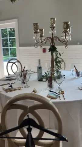 Set up the room for our rehearsal dinner in the most beautiful venue with gifts for our bridal party & sugar cookie favors from the best! 🤍