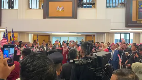 Menteri Pendidikan semangat #merdeka di #parlimenmalaysia parlimen