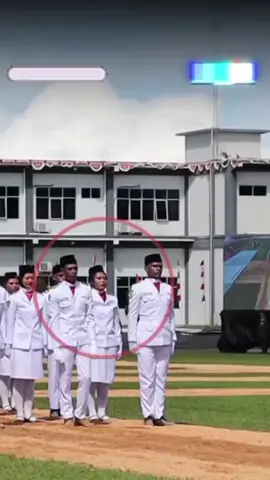 ..This happened in Indonesia, in the province of Southwest Papua. They were flag-raising troops during an Indonesian Independence Day ceremony. In the front row, the soldier in the middle was about to faint. The comrade on the left responded quickly by hooking his elbow around the arm of the soldier who was about to faint. The comrade on the right also detected and responded quickly by hooking his elbow around the soldier who was about to faint to maintain balance. The gentle pressure on the arm of the soldier in the middle was as if they were saying, 