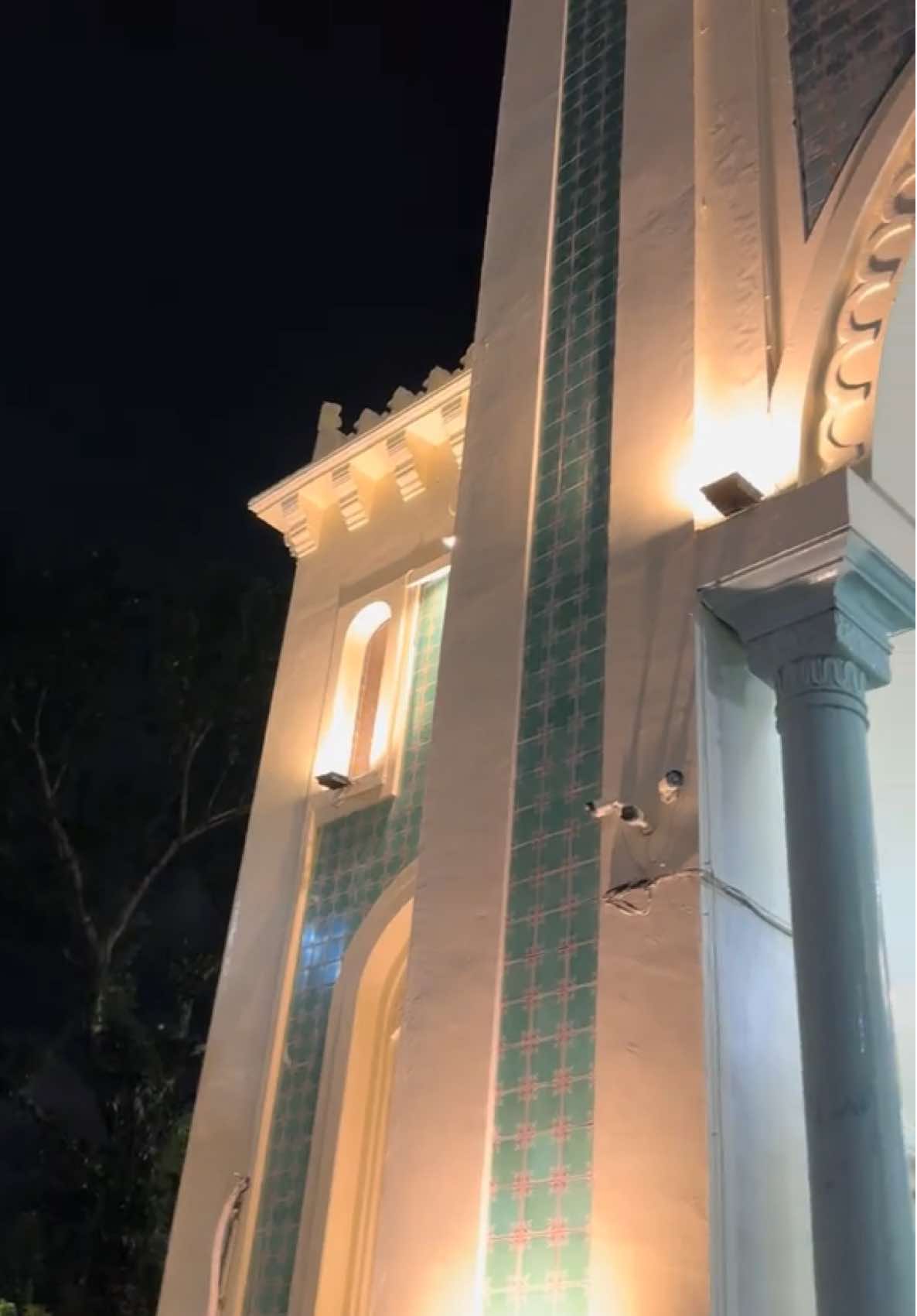 Masjid raya Al Mashun.  Masjid yang terletak di kota Medan, Sumatera Utara ini merupakan peninggalan dari kerajaan Melayu Deli.  #masjidalmashun #medan #sumaterautara