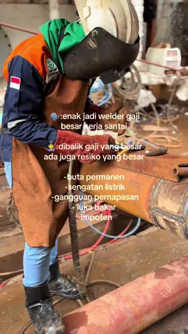 semua pekerjaan pasti ada resikonya😊 #welder #gtaw #smaw #fcaw #welding #weldernation #welderindonesia🇮🇩 #fyp #xcyzba #foryou 