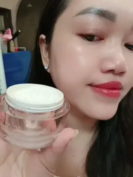 Bản Hồng (da thường, khô) & Xanh (da dầu) 🎀 𝐊𝐞𝐦 𝐝𝐮̛𝐨̛̃𝐧𝐠 𝐧𝐚̂𝐧𝐠 𝐭𝐨𝐧𝐞 (𝐤𝐞𝐦 𝐥𝐮̛𝐨̛̀𝐢) 𝐂𝐚𝐫𝐬𝐥𝐚𝐧 𝐀𝐥𝐥 𝐒𝐭𝐚𝐫 𝐓𝐨𝐧𝐞 𝐔𝐩 𝐂𝐫𝐞𝐚𝐦 👉🏻 Hoa hậu trong làng kem nâng tone với hiệu ứng nâng tone đẹp đỉnh nhất lịch sử, có ngay lớp nền đẹp tự nhiên sau 10 giây. 👉🏻 Best choice cho team yêu xì-tai “da đẹp tự nhiên” nhưng không muốn tốn nhiều thời gian. 👉🏻 Ứng cử viên số 1 cho team vừa muốn đẹp, vừa muốn nhanh, vừa làm biếng make-up cầu kỳ. 💖 Chứa hạt cảm quang động tạo hiệu ứng nâng tone tự nhiên, không trắng giả.  💖 Khả năng bền màu không xuống tone trong 12H. 💖 Độ căng bóng tăng 19.55%, che mờ lỗ chân lông hiệu quả. 💖 Hạt phấn mịn 0.3 micron, mỏng nhẹ như không xài. 💖 Chất kem lỏng tan ngày vào da khác biệt, thấm cực nhanh, ko lo nặng mặt bết dính. 💖 Công thức dưỡng da độc quyền, không khô căng hay bóng nhờn. #Carslankemnangtonetrangda ✿ ✿ ✿ ✿ ✿ ✿ ✿ ✿ ✿ ✿ ✿ ✿ ✿ ✿ ✿