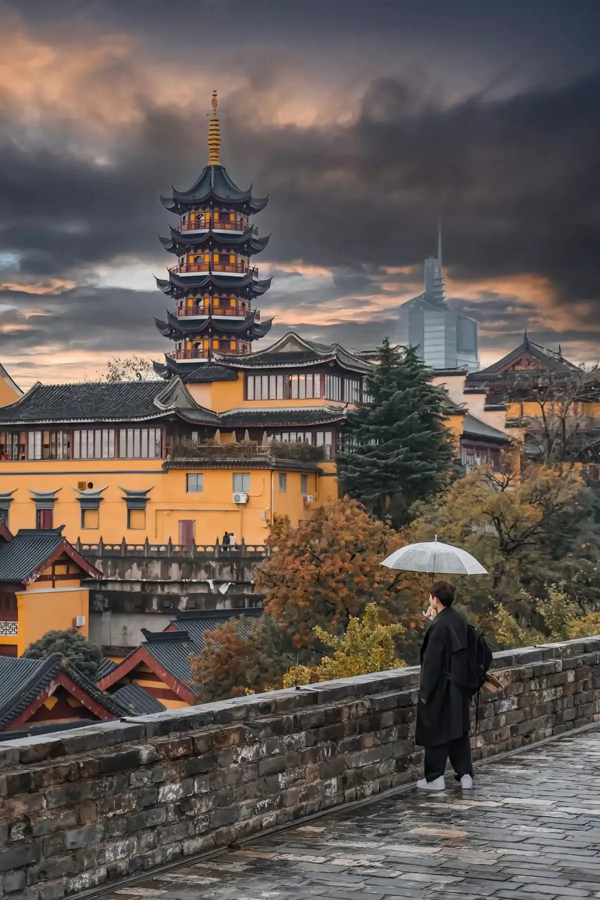 Người ta thường nói, rời Nam Kinh giống như vừa trải qua một cuộc chia tay. Thành phố này có sức hút kỳ lạ: đi một lần là nhớ, đi nhiều lần vẫn thấy mới. Đặc biệt vào mùa thu, Nam Kinh khoác lên mình vẻ đẹp khó diễn tả thành lời - vừa trầm mặc cổ kính, vừa lãng mạn say lòng. Và nếu có cơ hội đặt chân đền đây, bạn nhất định phải check-in những địa điểm sau: 1 Minh Thành Tường - đứng trên tường thành cố, từ góc trái nhìn ra Cố Kê Minh Tự, khung cảnh khiến người ta ngẫn ngơ như lạc vào bức tranh xưa. 2 Di Hòa Lộ - được mệnh danh là 