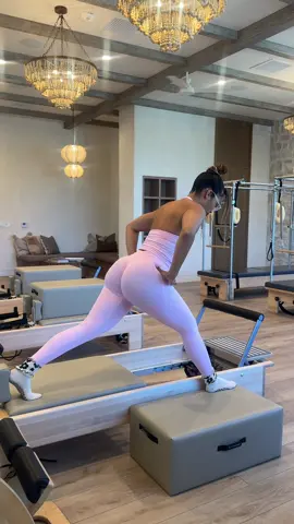 lunge to plank flow with cues  on a blue spring <3  I’ll get better at these cueing videos, I couldn’t get in everything I wanted, but I usually cue more breathe and alignment 🥰🫶🏽 #pilates #reformerpilates #reformerworkout #pilatesreformer #pilatesglutes 
