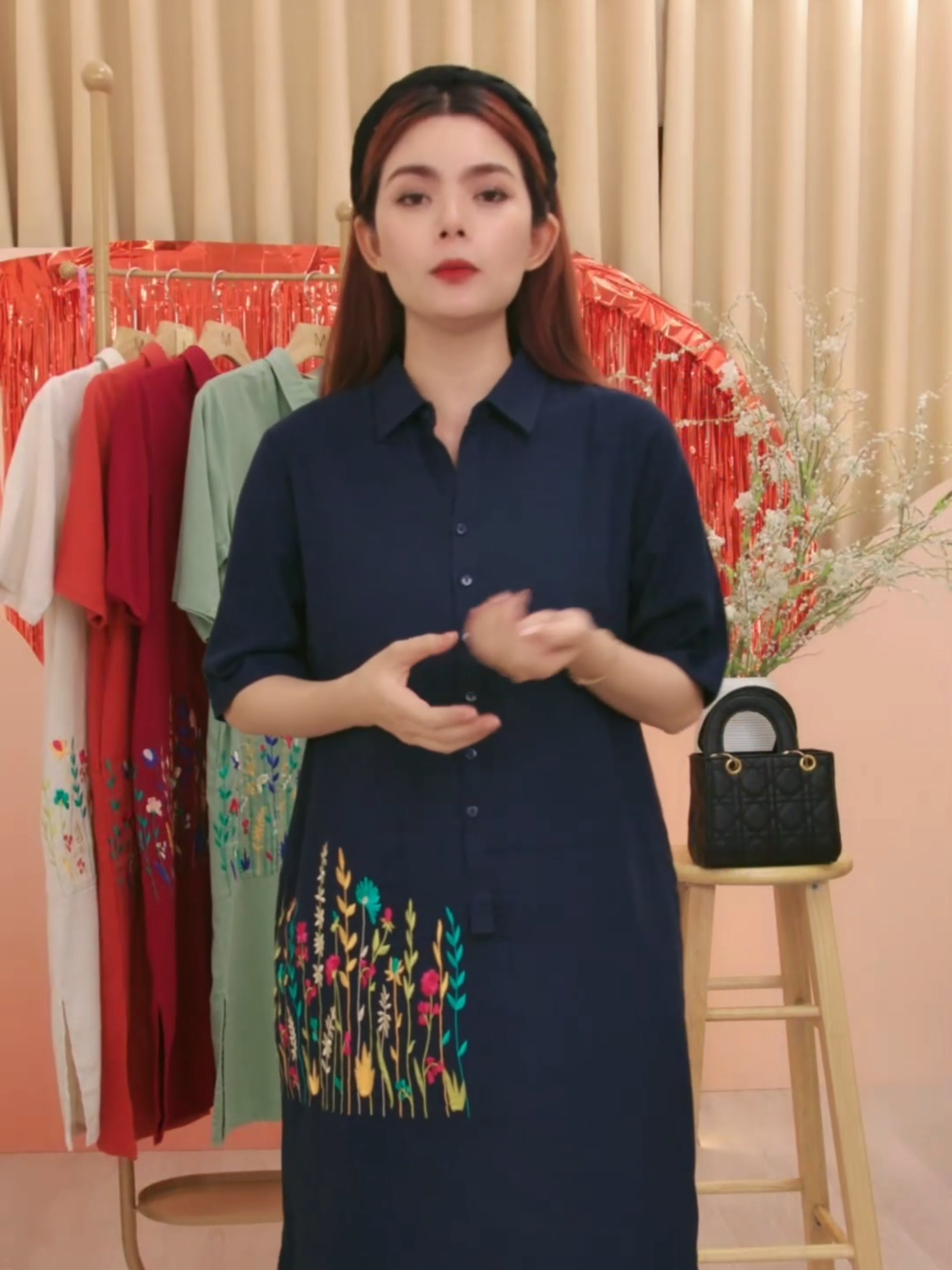 Đầm linen dáng suông sơ mi, dễ mặc và dễ ứng dụng, giúp nàng thoải mái diện đi làm hay dạo phố mà vẫn giữ được sự thanh lịch. #thoitrangnu #thoitrangtrungnien #Swanlake #damlinentheu