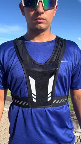 promessa: depois que você sentir o tecido desse colete, vai querer sair pulando igual no final 😂 (leve de verdade e ainda tem bolso pra TUDO) #asmr #coleteultraleve #corridabrasil #fypシ 