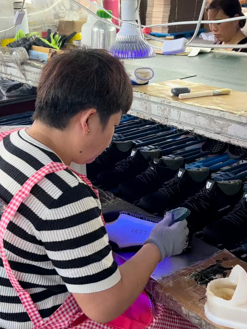 We are deeply involved in the field of safety shoes, focusing on quality and innovation. From smashing prevention to anti-skid, it protects safety in all directions. Look forward to working with global enterprises to protect the safety of workers' feet and expand the market together! From China's safety shoe manufacturing factories, a wide range of functional styles are available, with customized processing services provided. Samples can be made and developed! #safetyshoes #factorywork