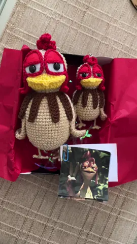 Mis dos versiones favoritas de pepe el pollo ✨ #pepeelpollo #crochetersoftiktok #llaveros #pepeelpollo✌🐓 #viral 