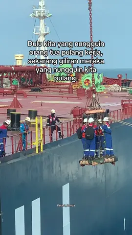 Dulu kita yang nungguin orang tua pulang kerja, sekarang giliran mereka yang nungguin kita pulang. #pelautindonesia  #pelautpunyacerita #panderman #pertamina #sts 
