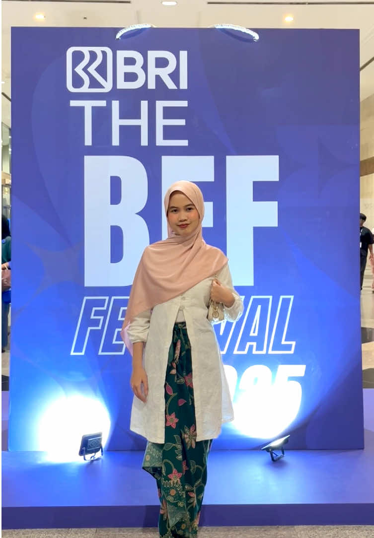 independence day outfit at @thebfffestival, btw pashmina silk from @tantrinamirahofficial warna flamingo 🦩🌸 #fitcheck #outfitideas #berkain #outfithijab 