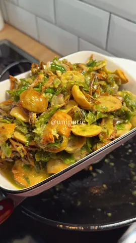 Resep Jengkol campur teri cabe ijo Bahan 250 gr jengkol tua ( belah menjadi 2 bagian) 100 gr teri belah (cuci bersih kemudian tiriskan) Garam Kaldu bubuk Minyak goreng Bahan balado 100 gr cabe ijo Cabe rawit sesuai selera 8 siung bawang merah 1/2 buah asam sundai/ 1 sdt cuka Garam Cara membuat Siapkan wajan,tuang minyak dan masukan jengkol masak dengan api paling kecil hingga matang kemudian angkat dan rendam dengan air  biar jengkol tidak keras  Goreng teri belah hingga garing,angkat dan tiriskan Cuci bersih cabe, sebelum di ulek beri perasaan jeruk asam sundai/cuka biar cabe tidak menghitam. Tumis cabe sebentar di minyak panas dengan api sedang cenderung kecil bumbui garam dan kaldu masukan jengkol   Dan teri aduk hingga tercampur rata Koreksi rasa  Selesai… #resepmasakan #masakanminang #jengkolbalado #uniputieresep #reseptiktok 