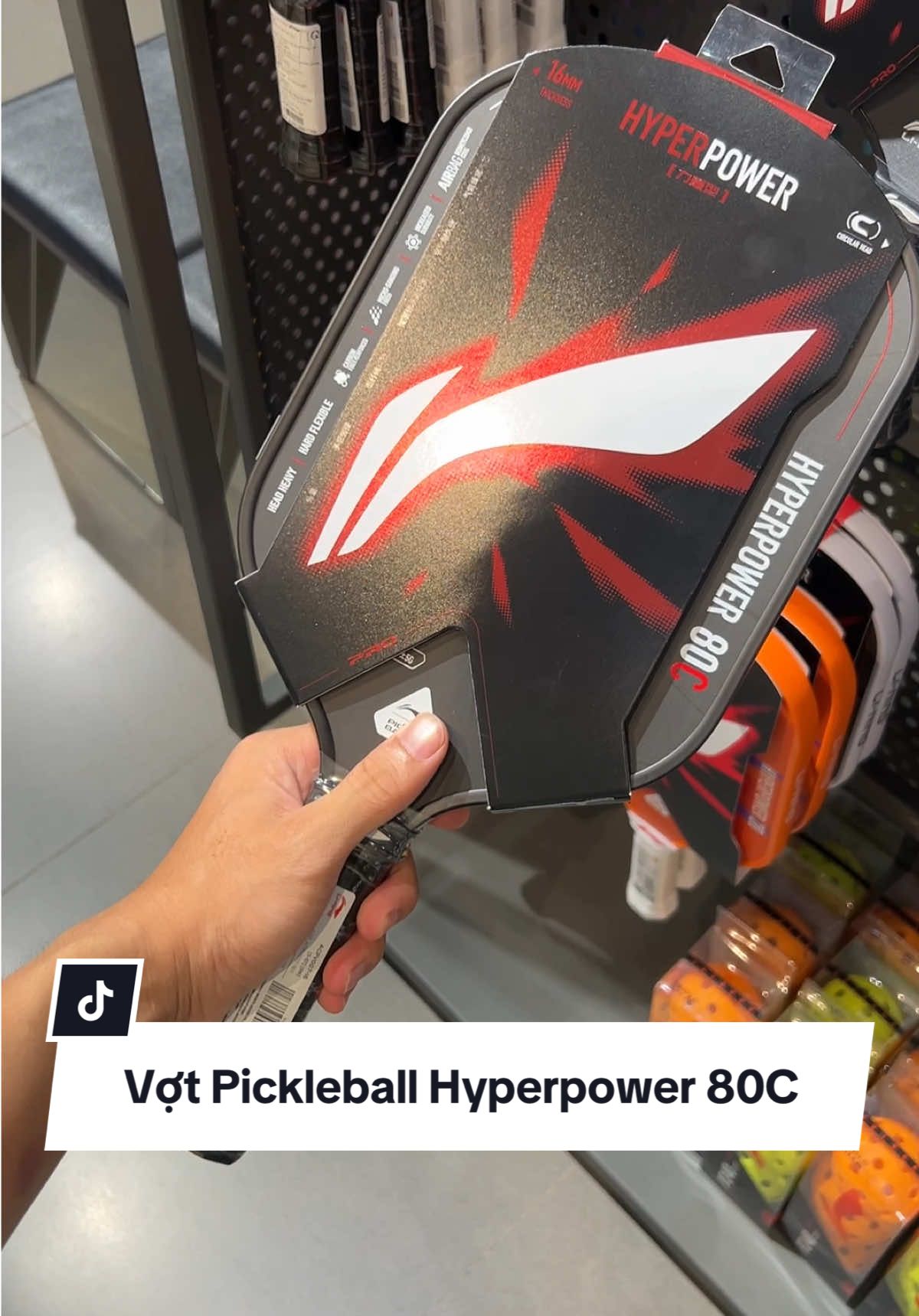 Vợt Pickleball Hyperpower 80C [ Chính Hãng Li-Ning ]  Thông số sản phẩm :  Chất liệu vợt: Carbon Fiber Chất liệu lõi: PP Honeycomb Độ dày mặt vợt: 16mm Trọng lượng: 227g Điểm cân bằng: 238mm Swingweight: 87kg/cm2 Độ cứng bề mặt: Cứng Chiều dài vợt: 418,8mm Chiều dài tay cần: 138mm Chu vi tay cầm: LG4 1/4 Phù hợp với người chơi có trình độ cao, người chơi chuyên nghiệp Vợt Li-Ning Pickleball Hyperpower 80C được thiết kế với đầu vợt dạng tròn cùng điểm cân bằng 238mm giúp tạo ra nhiều hiệu ứng xoáy trên bóng hơn. Độ dày mặt vợt chỉ 16mm, với độ cứng cao giúp tối ưu hóa khả năng phản đòn nhanh nhạy và kiểm soát trận đấu. Vợt sử dụng công nghệ sợi Carbon Ultra-light Fiber tiên tiến siêu nhẹ, giúp giảm trọng lượng vợt xuống chỉ còn 227g. Nhờ vậy người chơi sẽ có được sự linh hoạt khi cầm nắm, dễ dàng kiểm soát trong quá trình chơi. Với thiết kế nhẹ, vợt Li-Ning Pickleball Hyperpower 80C cũng hỗ trợ giảm thiểu tình trạng mỏi tay hoặc chấn thương khi sử dụng. Công nghệ lõi tổ ong PP Honeycomb giúp cải thiện cảm giác bóng, hỗ trợ kiểm soát đường bóng tốt hơn, tăng cường sự ổn định khi thực hiện các cú đánh mạnh và góp phần giảm áp lực lên cổ tay cũng như khuỷu tay, mang lại trải nghiệm chơi thoải mái hơn. Lớp nhám Grip Tacky Surface được sử dụng trên bề mặt vợt giúp dễ dàng kiểm soát đường bóng, cũng như dễ dàng tạo những cú đánh xoáy một cách mạnh mẽ và bất ngờ Cùng thiết kế thể thao, cá tính, độc đáo, Li-Ning Pickleball Hyperpower 80C là lựa chọn hoàn hảo cho những người chơi chuyên nghiệp muốn nâng cao khả năng tấn công linh hoạt.  #lining #liningstorevn #liningvietnam #liningpickleball #pickleballvietnam 
