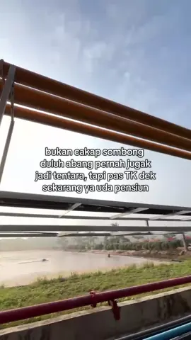 bukan cakap sombong  duluh abang pernah jugak jadi tentara, tapi pas TK dek sekarang ya uda pensiun #katakata #fyppppppppppppppppppppppp #kulipabrik #viraltiktok #pabriksawit #masukberandafyp #pakbobet #sounbatak 