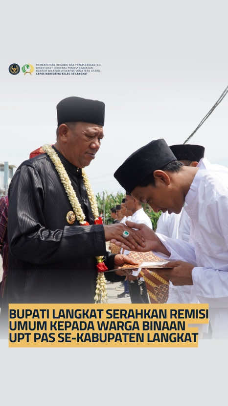 Hallo #SobatSigalang !!! Minggu, 17 Agustus 2025 ___________ *Kepala Lapas Narkotika Langkat Dampingi Bupati Langkat Serahkan Remisi Umum dan Dasawarsa kepada Warga Binaan UPT Pemasyarakatan se-Kabupaten Langkat* Langkat – Dalam rangka peringatan Hari Ulang Tahun (HUT) ke-80 Kemerdekaan Republik Indonesia, ribuan warga binaan Unit Pelaksana Teknis (UPT) se-Kabupaten Langkat menerima pengurangan masa hukuman atau remisi. Remisi yang diterima warga binaan terdiri dua macam remisi yakni remisi umum (RU) dan Remisi Dasawarsa (RD), Minggu (17/8/2025). Penyerahan remisi berlangsung di Lapangan Utama Lapas Narkotika Langkat yang diserahkan langsung oleh Bupati Kabupaten Langkat H. Syah Afandin, didampingi Kepala Lapas (Kalapas) Narkotika Langkat, Tapianus Antonio Barus, Kalapas Pemuda Langkat, Kenal Purba, Kepala Rumah Tahanan (Karutan) Tanjung Pura, Jimri Anton Nababan, Karutan Pangkalan Brandan Erwin Siregar, kepada delapan orang perwakilan warga binaan yang telah memenuhi syarat secara administratif dan substantif. #lapasnarkotikalangkat #lpnlangkat #lpnlangkatidaman #pastikalangkat 