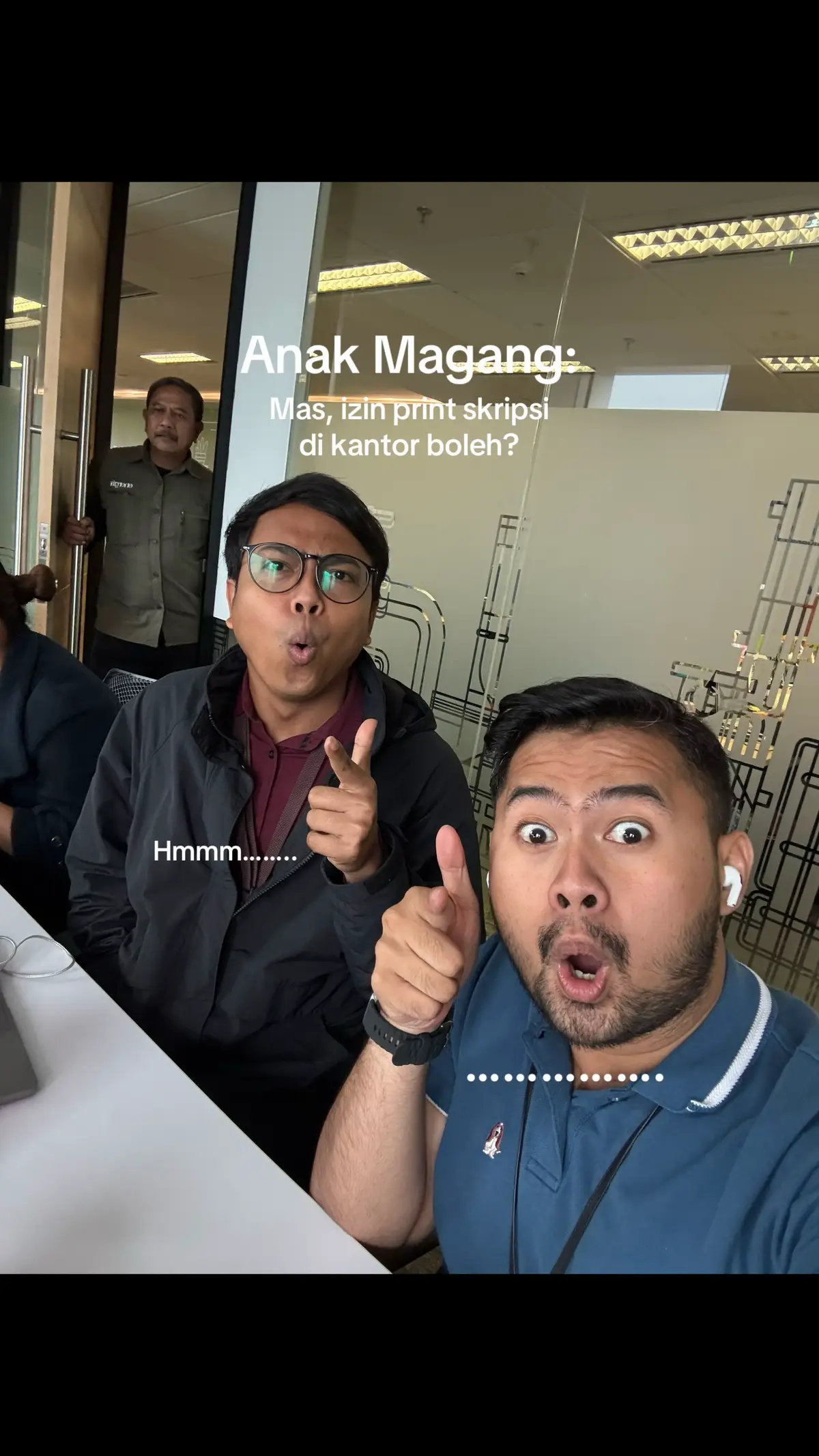 Mana jaman gw magang kek gini lagi, print skripsi di kantor.