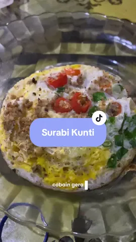 Disini flow pembeli keitung cepet walau antre, karena pelayanannya sat set juga, surabi cepet matang, pembeli juga dominan makan di tempat dan langsung pergi begitu selesai, langsung gantian sama yg lain 👍🏻 #rekomendasi #review #kulinersumedang #kuliner #surabi #sumedang #kulinermalam 