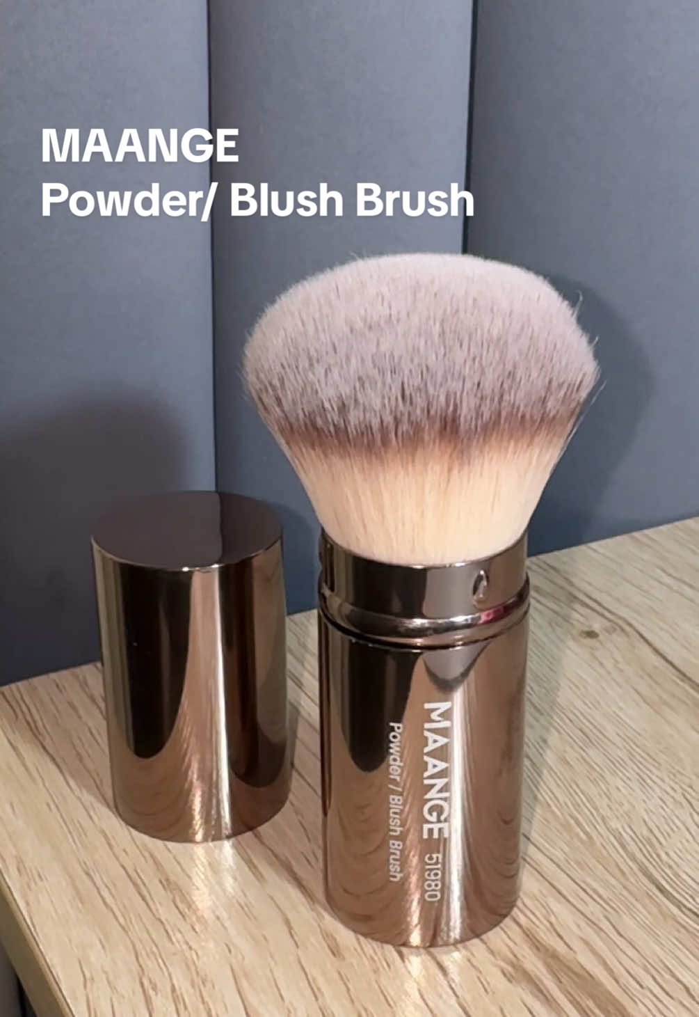 Cute and small minimalist make up brush for small bag girlies ✨ #maange #makeupbrushes #fyp #girlessentials #foryou 