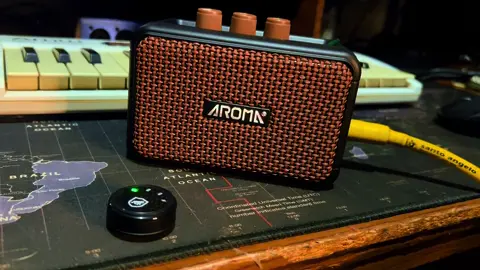 AROMA MINI AMPLIFICADOR DE GUITARRA E CAIXA DE SOM. Vídeo completo em breve no YouTube. 