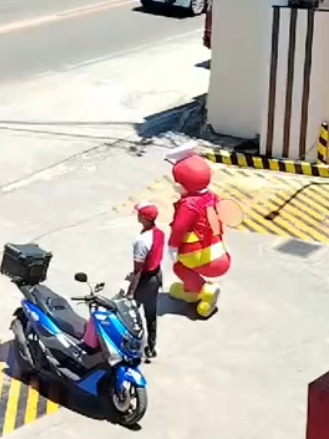 Replying to @kay.y.y.s hello bee 🐝  #jollibee #mascot #jollibeeph #cutemascot #famousmascot 