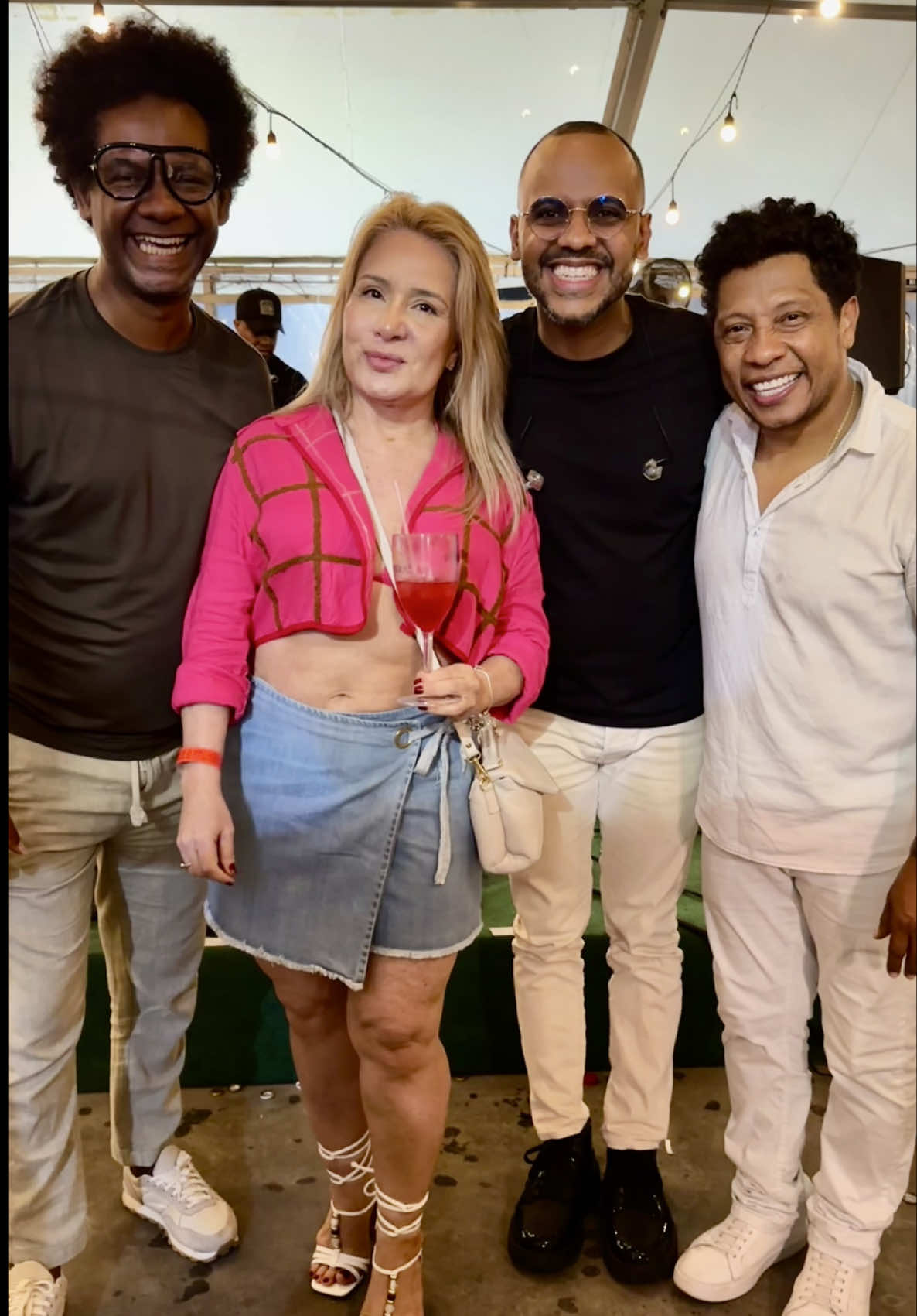 Sobre um domingo especial, onde matei um pouco a saudade desses amigos, de longa data, do grupo Pele Morena. Ah! E meu look nem era o tradicional preto! 🥰 #repique #pelemorena #pagode #vix #domingando