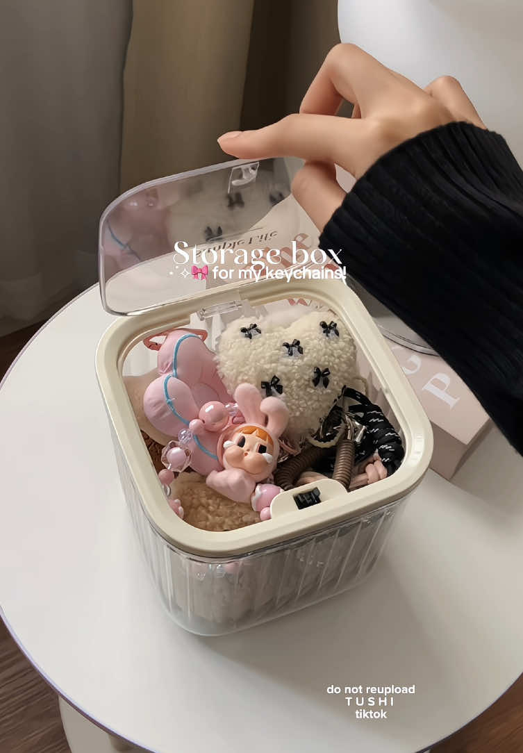 Safe place for my charm keychains! 😚💗 storage box transparent ni cute sgt if u nak simpan makeup, clip/getah rambut pon boleh.  #storagebox #organizer #organizerbox #keychains #charms 