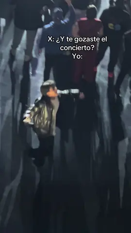 Me encantó lo feliz que estaba este muchacho solito, ni idea quién era pero se gozó el concierto de pe a pa, ojalá le llegue el video #bogotá #colombia #lomismodesiempre #detrasdetualma #Mora 