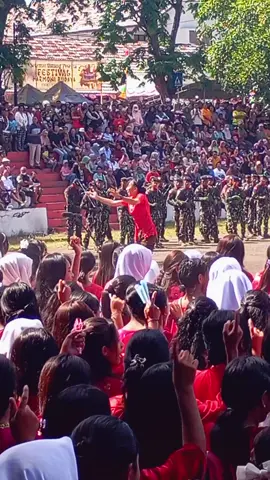 dahsyat anak anak Paduan Suara SMA Negeri 1 Ende