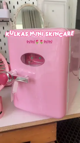 Ternyata ada dua mode guys bisa bawa ke mobil loh #KulkasSkincare #KulkasMiniPink #KulkasLucu #SkincareAesthetic #MeTimeWajib #GirlsRoomVibes #KulkasImut