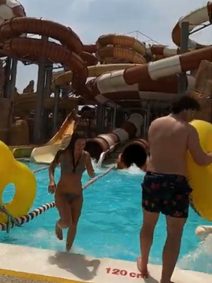 garotas de bikini no walterpark na espanha