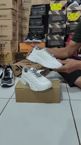 apa lagi nih ada racun lagi buat kalian sepatu keluaran terbaru dari koii sepatu sneakers cewek yang kekinian terbaru yang super trendy paling best seller dan menjadi produk terlaris yang cepat banget sold out-nya selain tampilan modelnya keren untuk masalah bahannya pun tidak perlu diraguin lagi sudah dipastikan menggunakan bahan yang benar-benar premium yang asli berkualitas terjamin sekali kenyamanannya saat dipakai serta keawetannya tidak mudah jebol, dengan desain aslinya yang secakep inilohh buruan yuk guys langsung pilih tentuin sizenya dan chekoutin dari sekarang  #sepatukoii #sepatukoiisneakerstalisimpel #sepatukoiimurah #sepatuwanita #sepatubestseller 