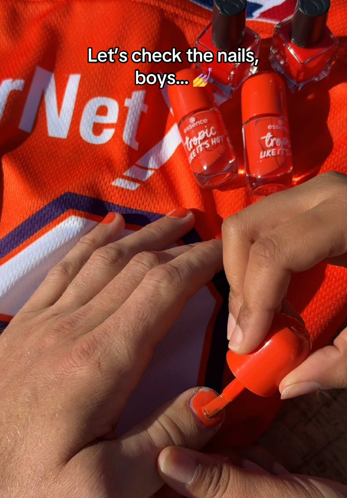 🧡 Orange nails. Strong voices. Together with @Frankfurt Galaxy 🏈, cosnova shows: Real men say NO. Because silence is never an option. #CosnovaSaysNo #RealMenSayNo #OrangeForChange #StopViolence #GalaxyStrong #ForHer #EndViolenceAgainstWomen #ProtectHer #essence #essencecosmetics #frankfurtgalaxy 