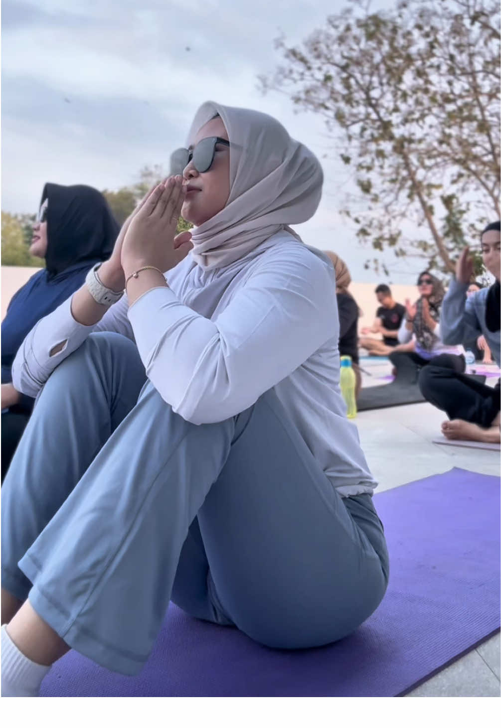 Another slow flow yang gak slow slow amat😂😂 #yogatok #yogis #yogaday #momlife #padahariini 