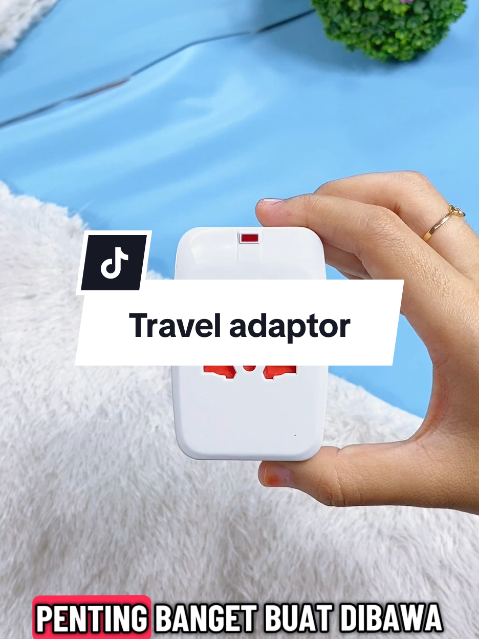Membalas @muhammadhassanudin Wajib bawa travel adaptor yang kaya gini biar pas disana ga bingung harus ngecas pake apa 🥰🫰 #traveladapter #universaltraveladaptor  #charger #umrohhaji #fyp 